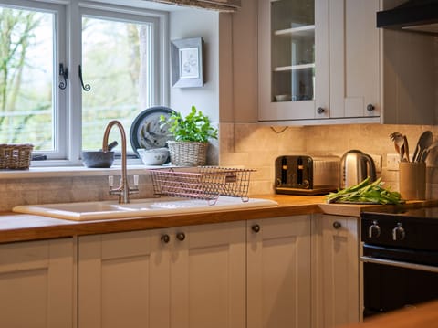 Cottage | Private kitchen | Fridge, dishwasher, electric kettle, toaster