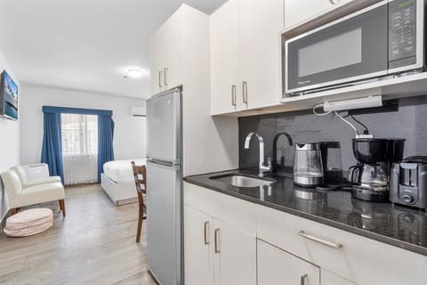 Design Studio Suite | Private kitchen | Full-size fridge, microwave, coffee/tea maker, electric kettle