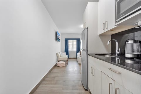 Design Studio Suite | Private kitchen | Full-size fridge, microwave, coffee/tea maker, electric kettle