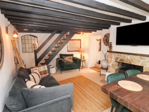 Cottage | Living area | Fireplace