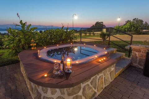 Basic Villa | Private spa tub