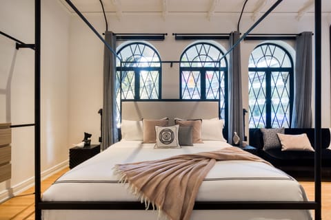 The Royalty Suite | Egyptian cotton sheets, premium bedding, minibar, in-room safe