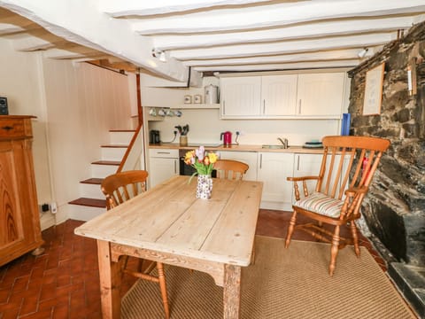 Cottage | Private kitchen | Fridge, electric kettle, toaster, cookware/dishes/utensils