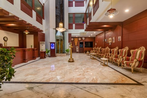 Lobby lounge