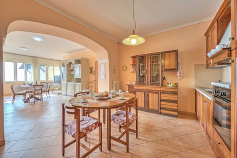 Fridge, oven, stovetop, coffee/tea maker