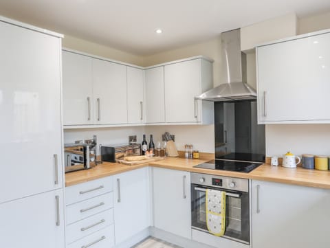 Cottage | Private kitchen | Fridge, dishwasher, electric kettle, toaster