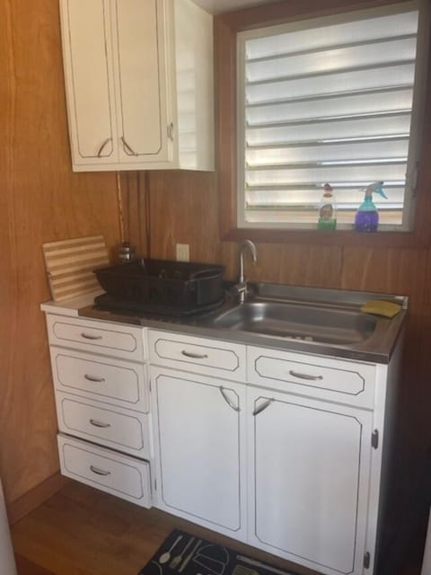 Comfort Cabin | Private kitchenette | Fridge, oven, stovetop, blender