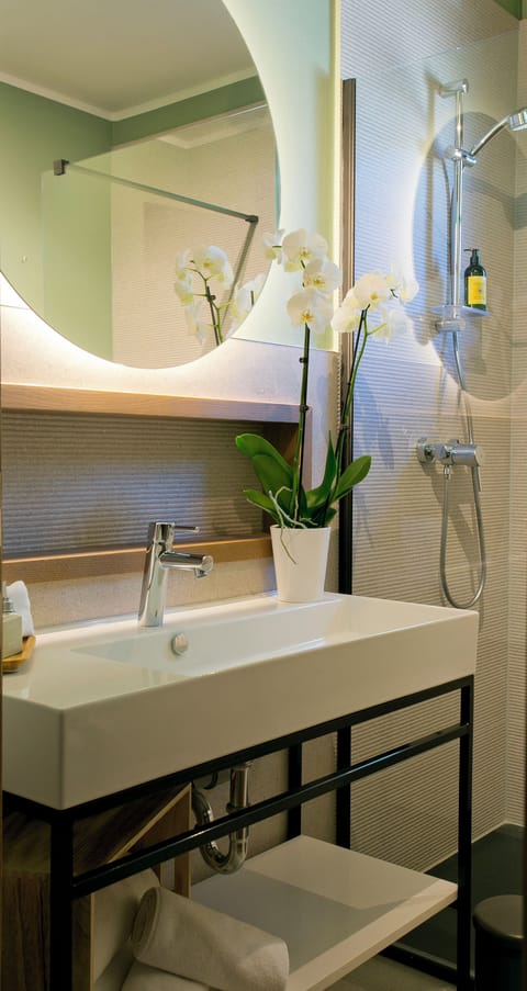 Shower, free toiletries, hair dryer, heated floors