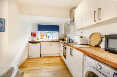 Cottage | Private kitchen | Fridge, dishwasher, electric kettle, toaster