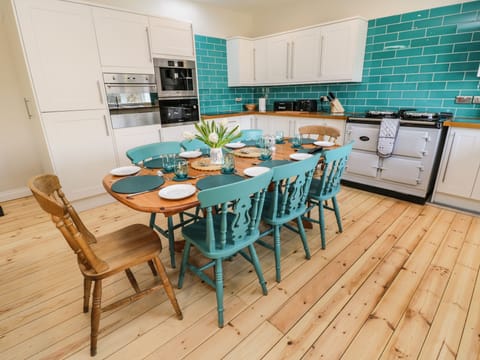 Cottage | Private kitchen | Fridge, dishwasher, electric kettle, toaster