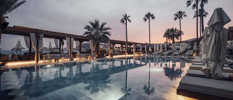 Indoor pool, 2 outdoor pools