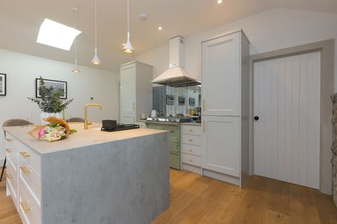 Cottage | Private kitchen | Fridge, dishwasher, electric kettle, toaster