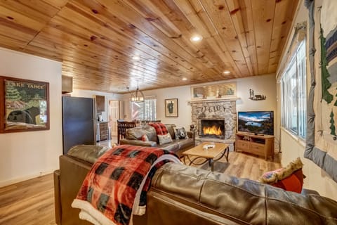 Cabin, Multiple Beds, Patio, Mountain View (Cozy Bear Cabin) | Living area | 42-inch flat-screen TV with digital channels, fireplace