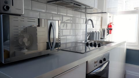 City Apartment, Private Bathroom, City View | Shared kitchen