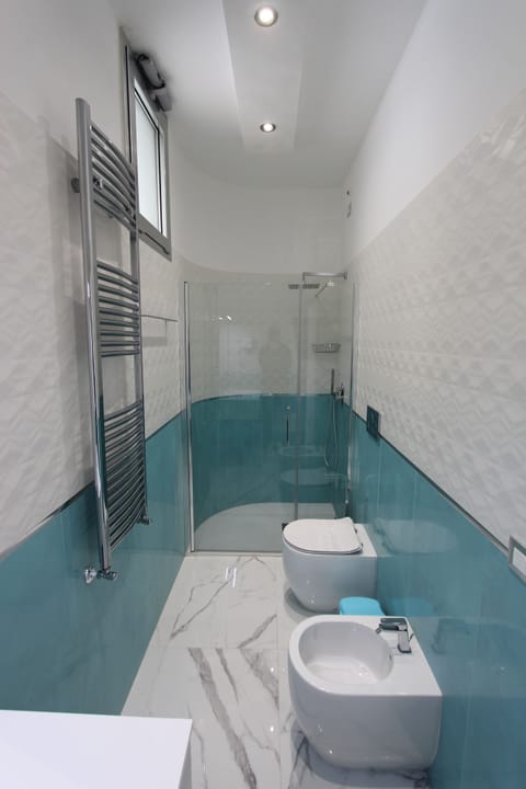 Economy Room | Bathroom | Shower, free toiletries, hair dryer, bidet