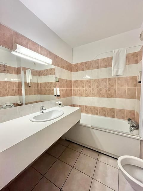 Deluxe Room | Bathroom | Free toiletries, hair dryer, towels, soap