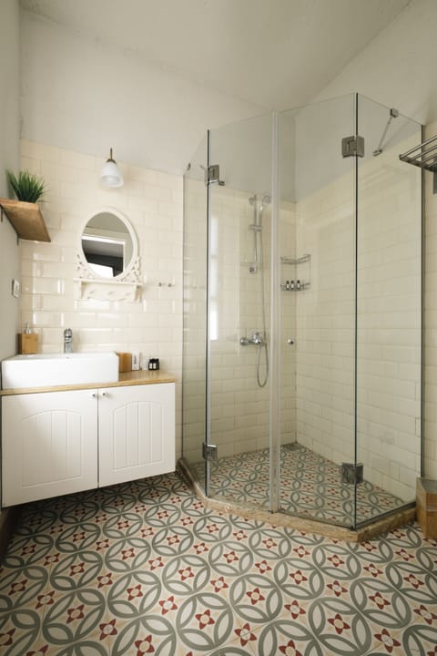 Superior Room | Bathroom | Shower, free toiletries, hair dryer, towels