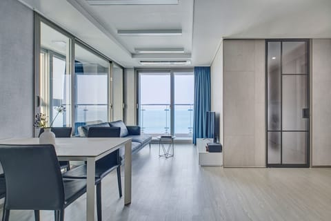 55-inch flat-screen TV with cable channels, TV, heated floors