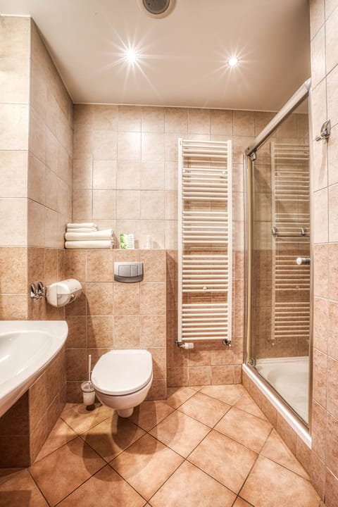 Basic Twin Room | Bathroom | Shower, hair dryer, towels