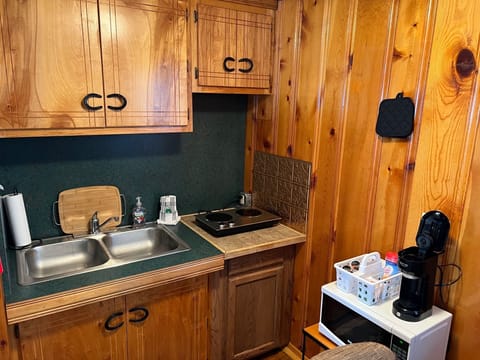 Deluxe Double Room, Kitchenette, Mountainside | Private kitchenette | Microwave, coffee/tea maker, freezer, paper towels