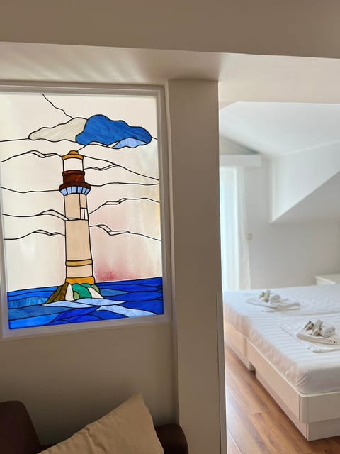 Deluxe Room | Minibar, in-room safe, desk, blackout drapes