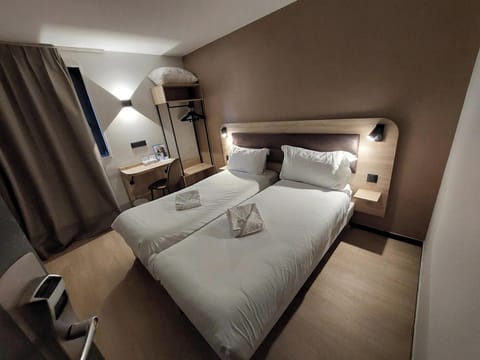 Classic Twin Room, 2 Twin Beds | Premium bedding, in-room safe, desk, soundproofing