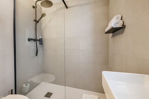Classic Double Room, 1 Queen Bed | Bathroom | Shower, free toiletries, hair dryer, towels