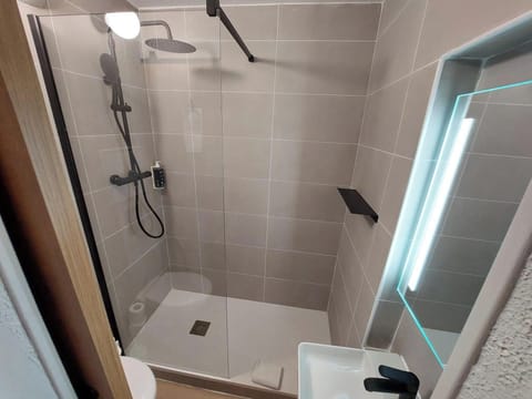 Classic Twin Room, 2 Twin Beds | Bathroom | Shower, free toiletries, hair dryer, towels