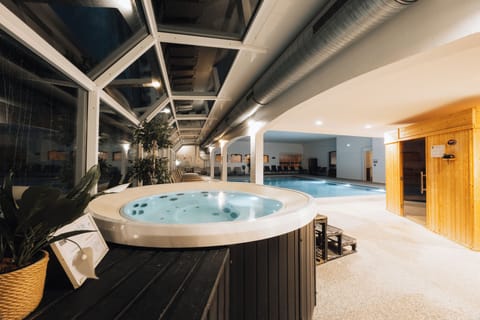 Couples treatment rooms, sauna, hot tub, body treatments, body wraps