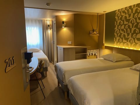 Triple Room | Individually decorated, individually furnished, desk, soundproofing