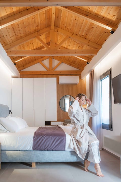 Luxury Double Room, 1 Bedroom, Hot Tub | In-room safe, blackout drapes, soundproofing, iron/ironing board