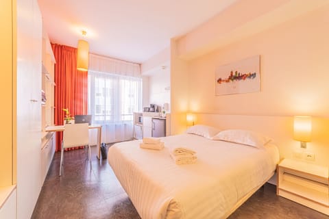 Standard Studio, 1 Double Bed | In-room safe, soundproofing, free WiFi, bed sheets