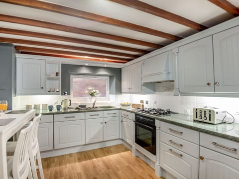 Cottage | Private kitchen | Fridge, dishwasher, electric kettle, toaster