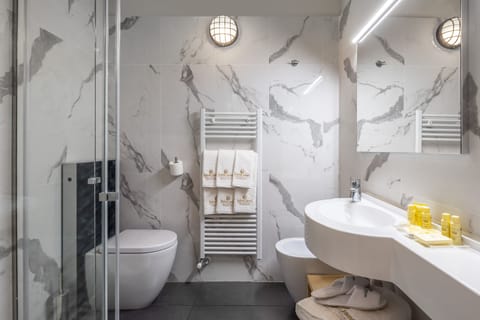 Superior Triple Room | Bathroom | Shower, free toiletries, hair dryer, towels