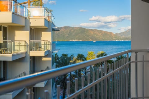 Standard Room, Partial Sea View | Minibar, in-room safe, individually furnished, blackout drapes