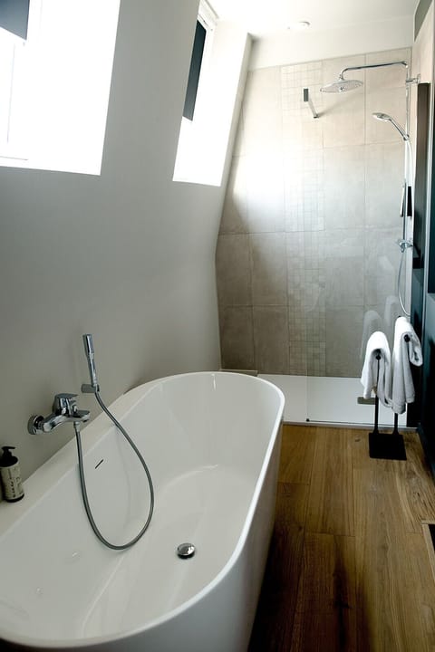 Comfort Room | Bathroom | Free toiletries, hair dryer, towels