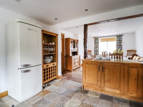 Cottage | Private kitchen | Fridge, dishwasher, electric kettle, toaster