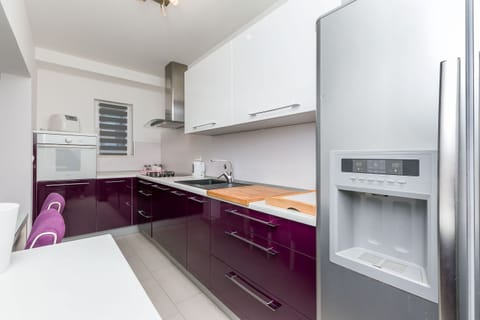 Apartment (A1) | Private kitchen | Fridge, oven, stovetop, dishwasher