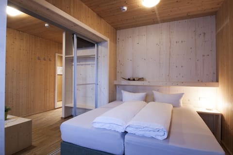 Comfort Room | In-room safe, desk, travel crib, free WiFi