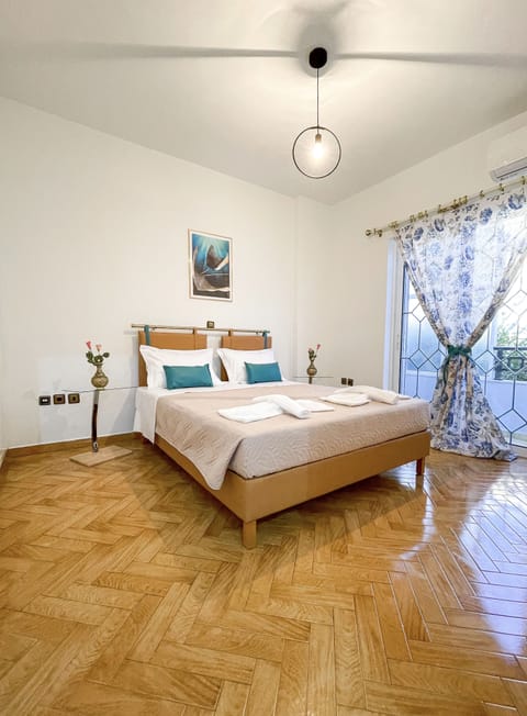 APOLLO | Hypo-allergenic bedding, laptop workspace, blackout drapes