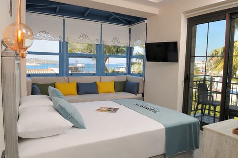 Superior Double Room, 1 Double Bed, Non Smoking, Sea View | Free minibar, in-room safe, desk, laptop workspace