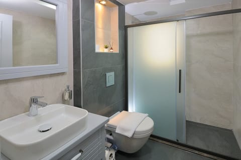 Family Triple Room, 1 Bedroom, Non Smoking, Sea View | Bathroom | Shower, rainfall showerhead, free toiletries, hair dryer