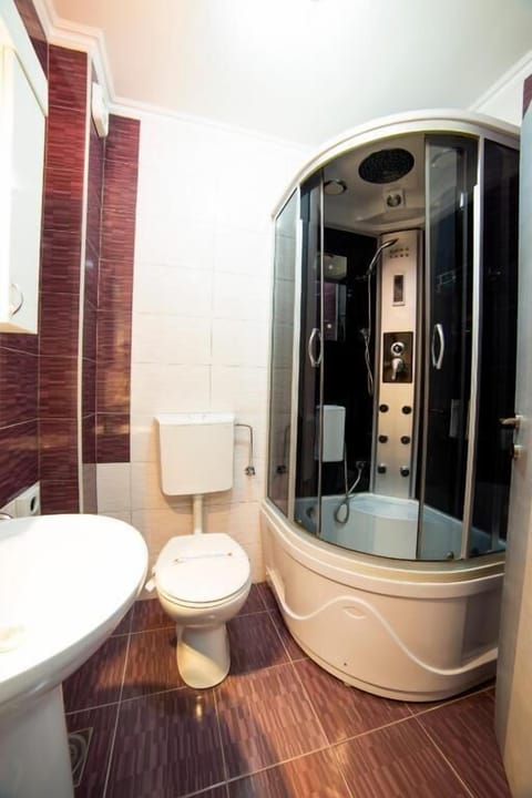 Superior Single Room | Bathroom | Shower, slippers, towels
