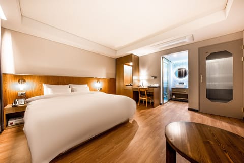 Premium bedding, down comforters, desk, laptop workspace