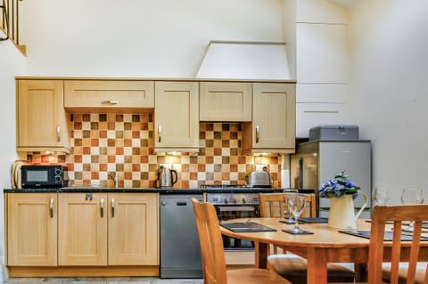 Cottage | Private kitchen | Fridge, dishwasher, electric kettle, toaster