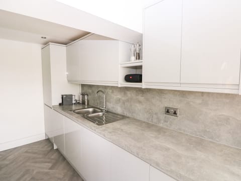 Cottage | Private kitchen | Fridge, dishwasher, electric kettle, toaster