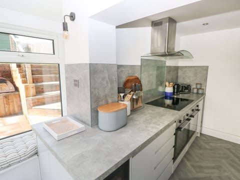 Cottage | Private kitchen | Fridge, dishwasher, electric kettle, toaster