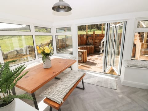 Cottage | Private kitchen | Fridge, dishwasher, electric kettle, toaster