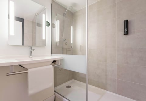 Shower, rainfall showerhead, towels