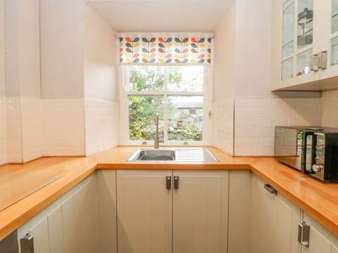 Cottage | Private kitchen | Fridge, dishwasher, cookware/dishes/utensils